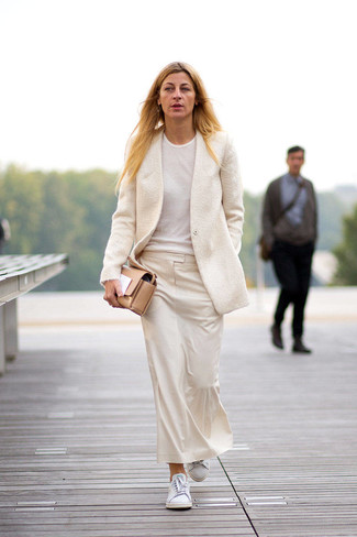 Comment porter une pochette beige