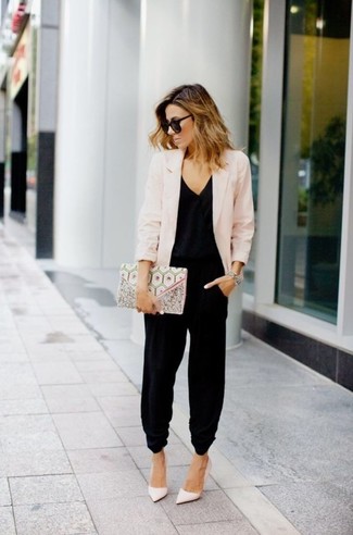 Comment porter une pochette beige