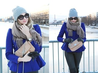 Comment porter une pochette beige