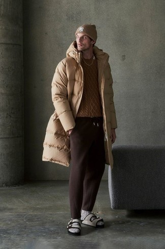 Comment porter un manteau beige pour un style relax quand il fait froid