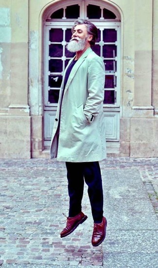 Comment porter un manteau beige après 60 ans