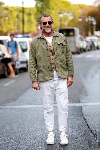 Comment porter un manteau beige après 60 ans