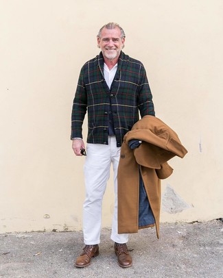 Comment porter un manteau beige après 60 ans
