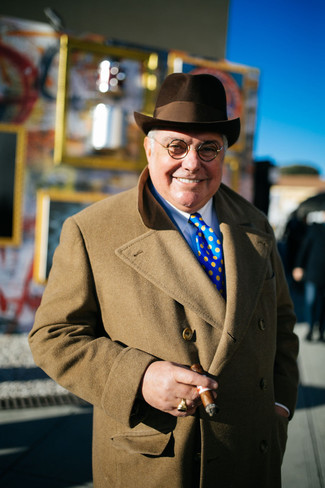 Comment porter un manteau beige après 60 ans