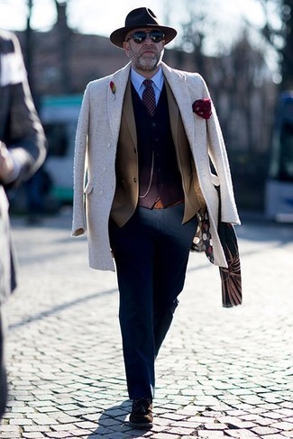 Comment porter un manteau beige après 60 ans