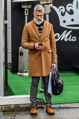 Comment porter un manteau beige après 60 ans