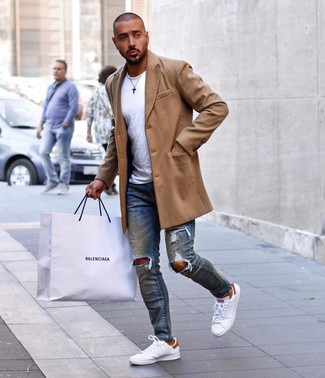 Comment porter un manteau beige pour un style relax quand il fait froid