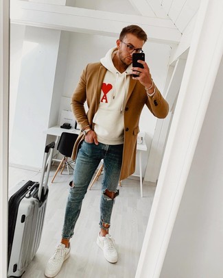 Comment porter un manteau beige pour un style relax quand il fait froid