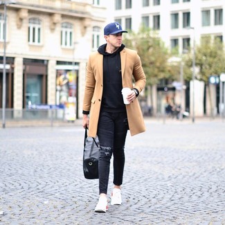 Comment porter un manteau beige pour un style relax quand il fait froid