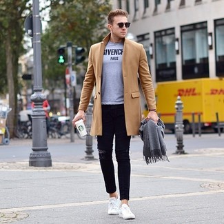 Comment porter un manteau beige pour un style relax quand il fait froid