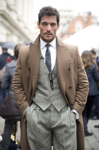 Comment porter un manteau beige pour un style elégantes quand il fait froid