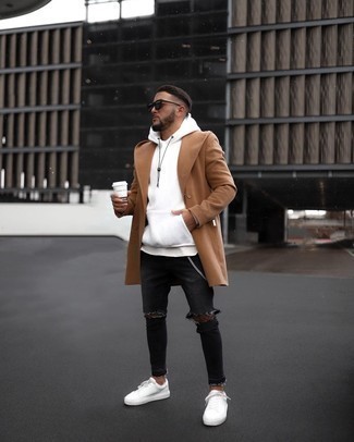 Comment porter un manteau beige pour un style relax quand il fait froid