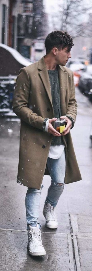 Comment porter un manteau beige pour un style relax quand il fait froid