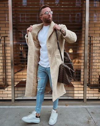 Comment porter un manteau beige pour un style relax quand il fait froid
