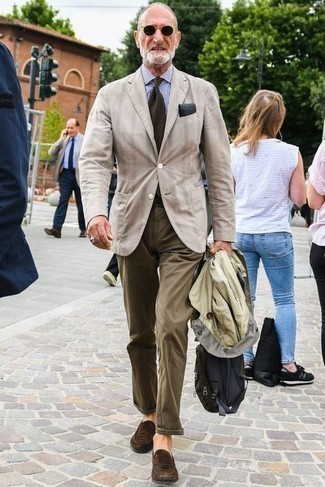 Comment porter un manteau beige après 60 ans