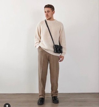 Comment porter un pull à col rond beige