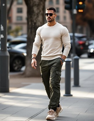 Comment porter un pull à col rond beige