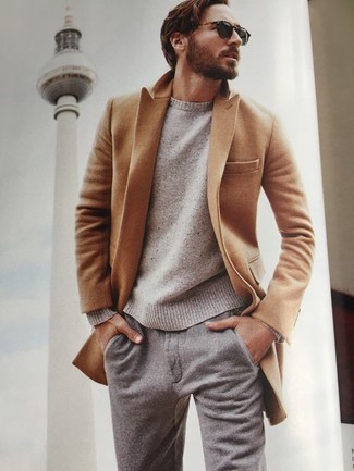 Comment porter un pull à col rond beige