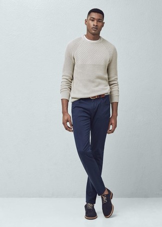 Comment porter un pull à col rond beige