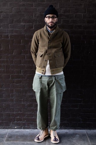 Comment porter un pull à col rond beige