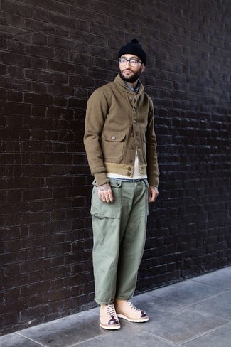Comment porter un pull à col rond beige