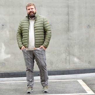 Comment porter un pull à col rond beige