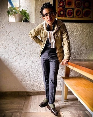 Comment porter un pull à col rond beige