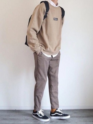 Comment porter un pull à col rond beige