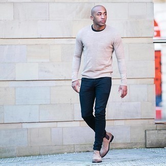 Comment porter un pull à col rond beige