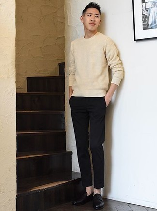 Comment porter un pull à col rond beige