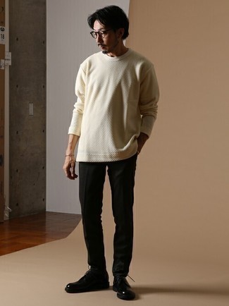 Comment porter un pull à col rond beige