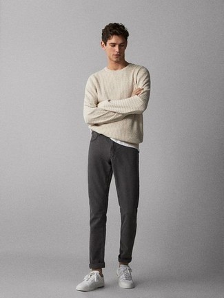 Comment porter un pull à col rond beige