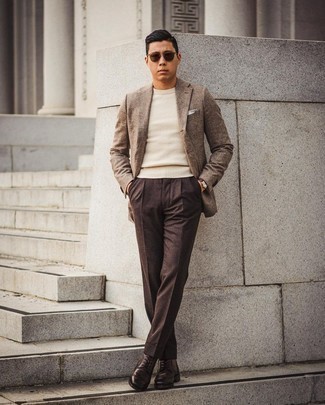 Comment porter un pull à col rond beige