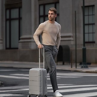 Comment porter un pull à col rond beige