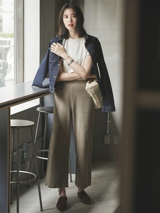 Comment porter un sac fourre-tout en crochet beige