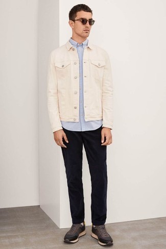 Comment porter une veste en jean beige quand il fait chaud