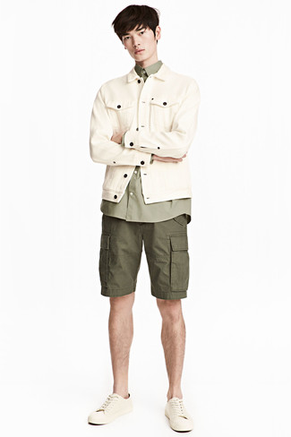 Comment porter une veste en jean beige quand il fait chaud