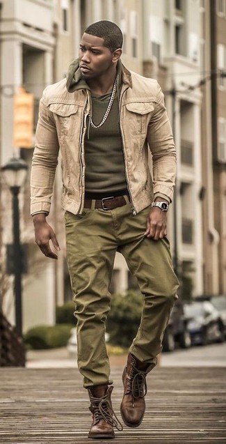 Comment porter une veste en jean beige quand il fait chaud