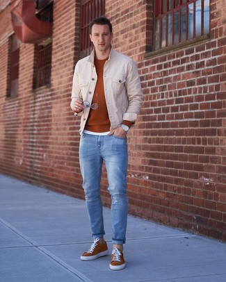 Comment porter une veste en jean beige quand il fait chaud