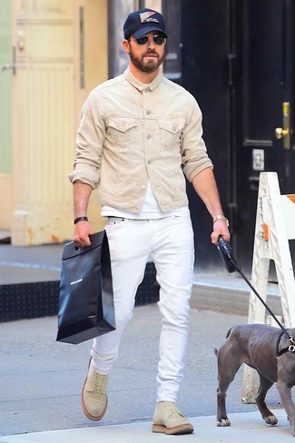Comment porter une veste en jean beige quand il fait chaud