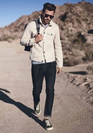 Comment porter une veste en jean beige quand il fait chaud