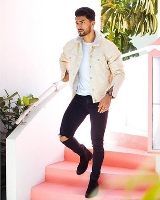 Comment porter une veste en jean beige quand il fait chaud