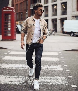 Comment porter une veste en jean beige quand il fait chaud