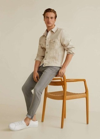 Comment porter une veste en jean beige quand il fait chaud