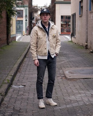 Comment porter une veste en jean beige quand il fait chaud
