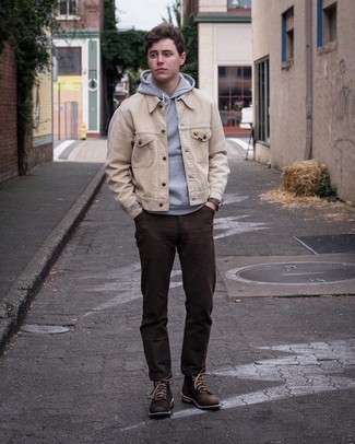 Comment porter une veste en jean beige quand il fait chaud