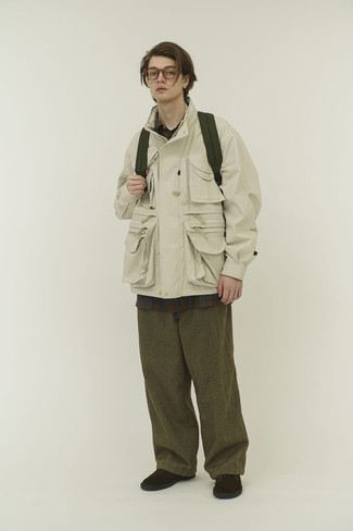 Comment porter une veste style militaire beige pour un style decontractés