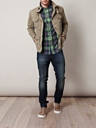 Comment porter une veste style militaire beige pour un style decontractés