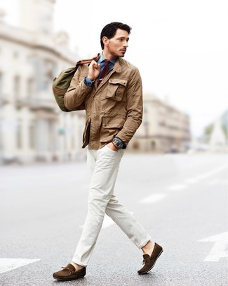 Comment porter une veste style militaire beige pour un style decontractés