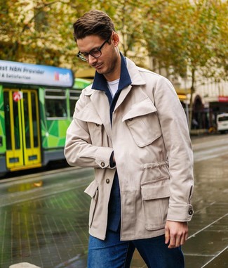 Comment porter une veste style militaire beige pour un style decontractés